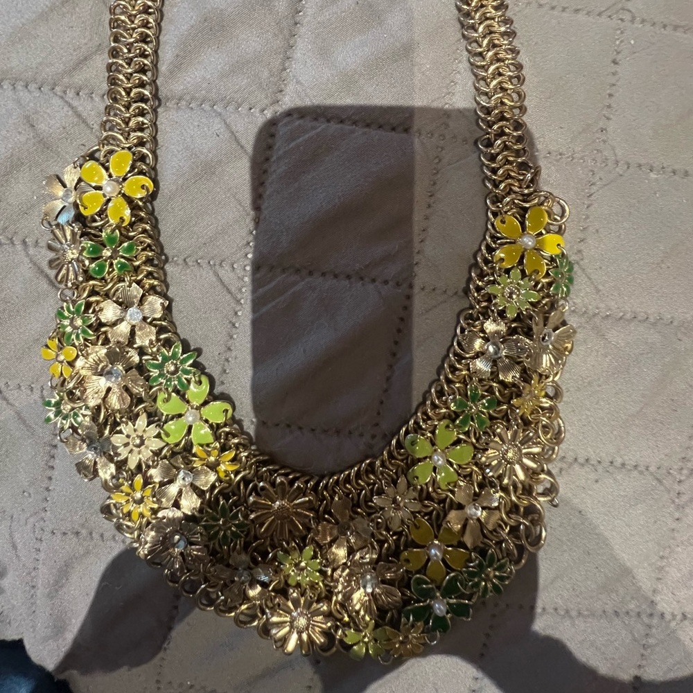 Costume Jewelry- thick and chunky gold necklace